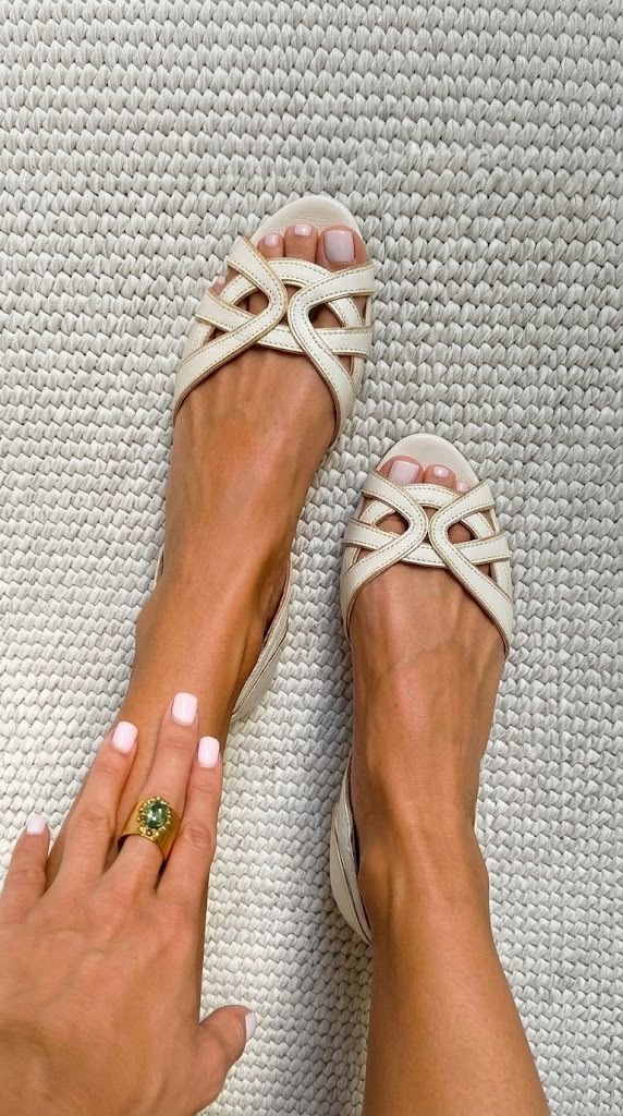 Camilla – Sandalias Trenzadas Crema Elegante