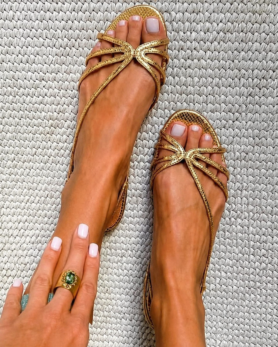 Lola – Sandalias Doradas Esencia Veraniega