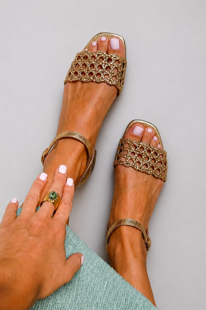 Maria – Sandalias Doradas Perforadas