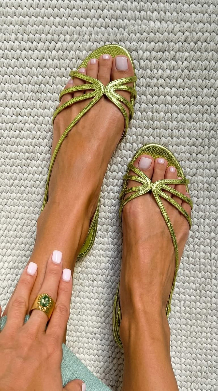 Lola – Sandalias Doradas Esencia Veraniega